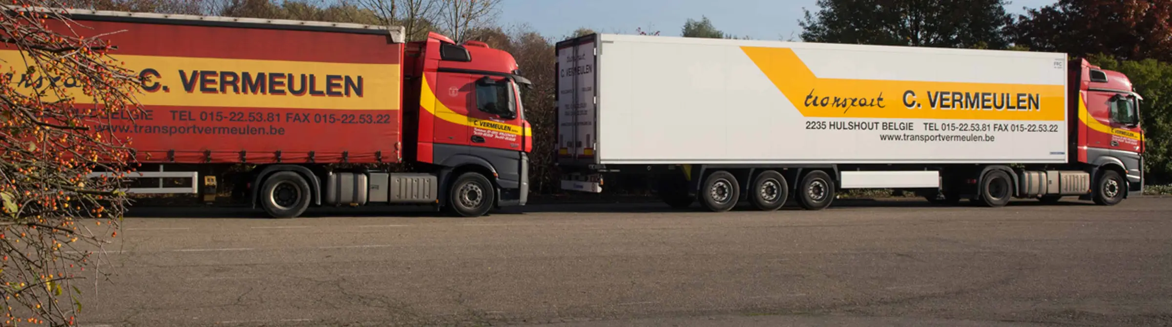 Two Transport Vermeulen trailers, one curtain-sided and one refrigerated, side by side